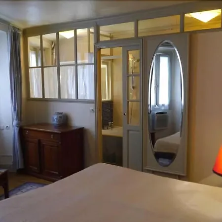 Hotel Les Degres De Notre Dame 3*