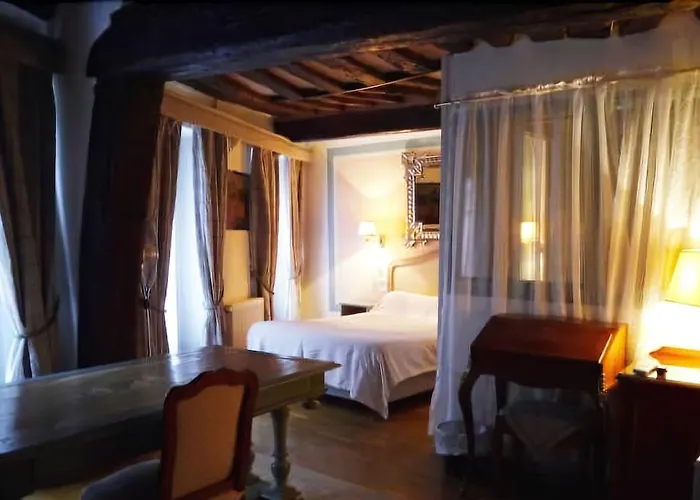 Hotel Les Degres De Notre Dame 2*