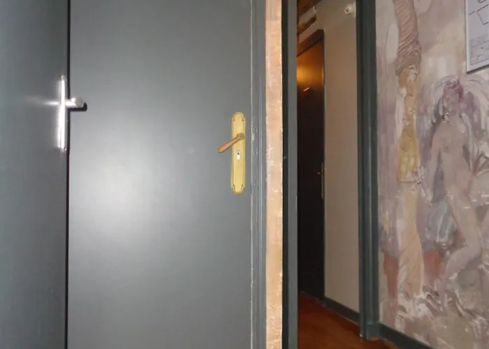 Hotel Les Degres De Notre Dame 2*