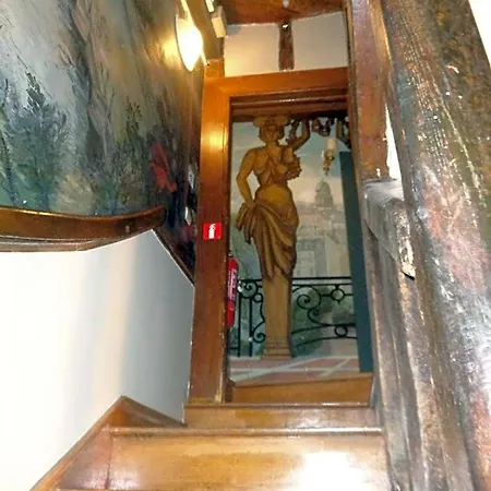 Hotel Les Degrés De Notre Dame 2*