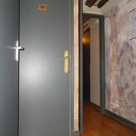 Hotel Les Degres De Notre Dame 2*