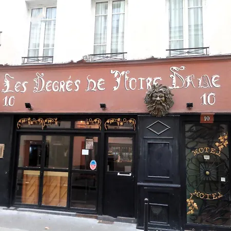 Hotel Les Degres De Notre Dame 3*
