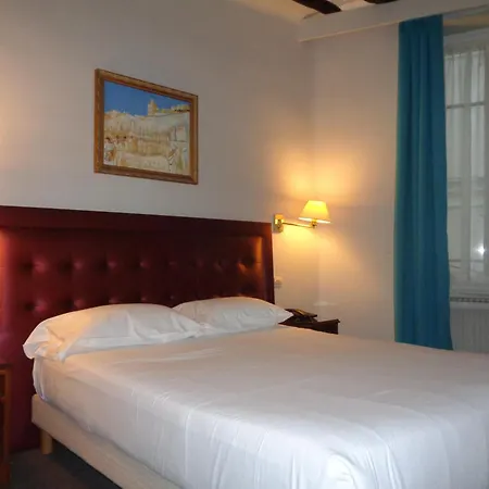 Hotel Les Degres De Notre Dame 3*